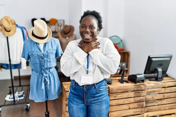 Junge Afrikanerin Die Als Managerin Einer Einzelhandelsboutique Arbeitet Schreit Und — Stockfoto