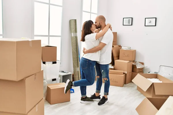 Young Hispanic Couple Kissing Hugging Moving New Home — Stock Photo, Image