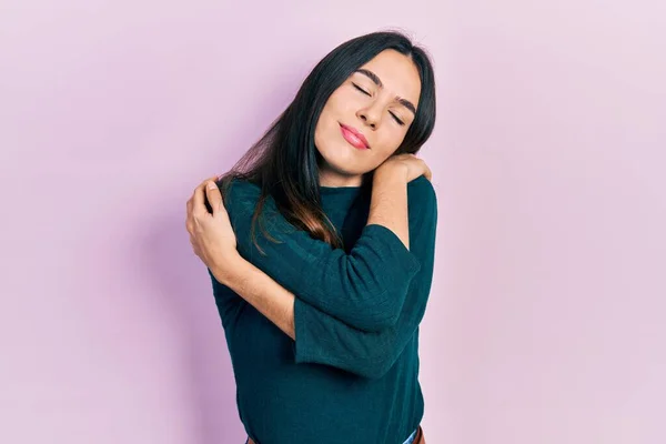 Jonge Brunette Vrouw Draagt Casual Winter Trui Knuffelen Zichzelf Gelukkig — Stockfoto