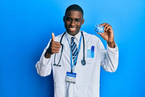 Молодой Африканский Американец Пальто Доктора Держит Вирусную Игрушку Улыбаясь Счастливой — стоковое фото