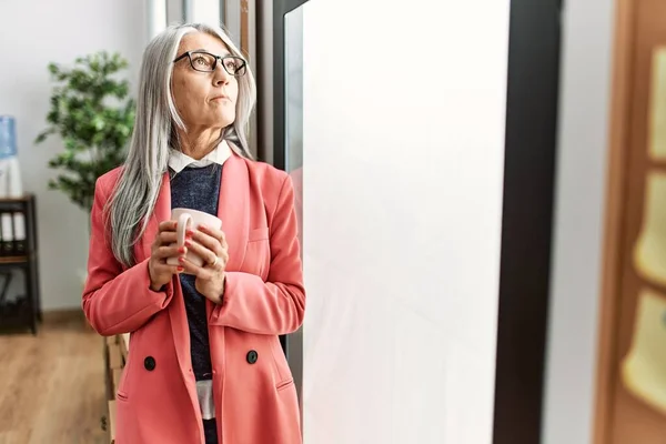 Mujer Pelo Gris Mediana Edad Trabajadora Negocios Bebiendo Café Pie —  Fotos de Stock