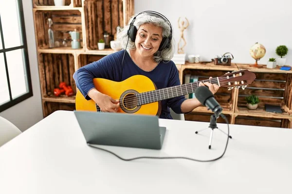 Medelålders Gråhårig Kvinna Spelar Gitarr Arbetar Radio Studio — Stockfoto