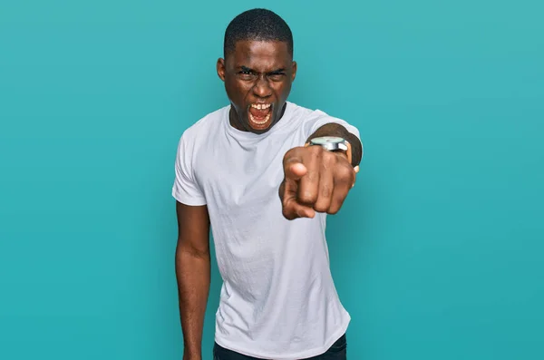 Jonge Afro Amerikaanse Man Draagt Casual Wit Shirt Wijzen Ontevreden — Stockfoto