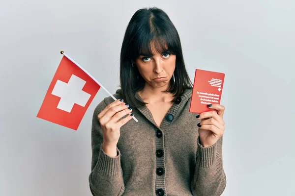 Fiatal Spanyol Kezében Svájci Zászló Útlevél Depressziós Aggódik Szorongás Sír — Stock Fotó