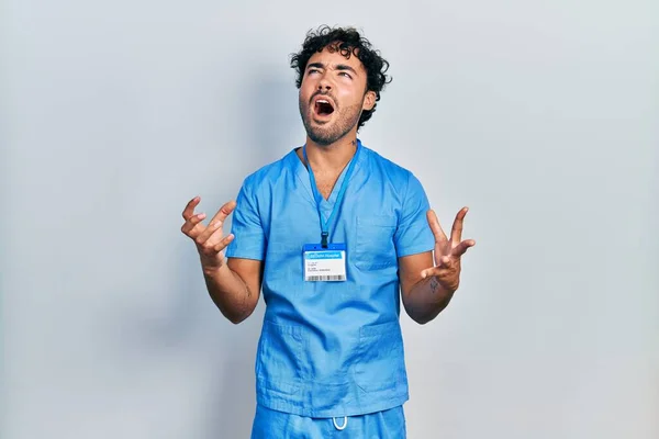 Junger Hispanischer Mann Blauer Krankenschwesteruniform Verrückt Und Verrückt Schreiend Und — Stockfoto