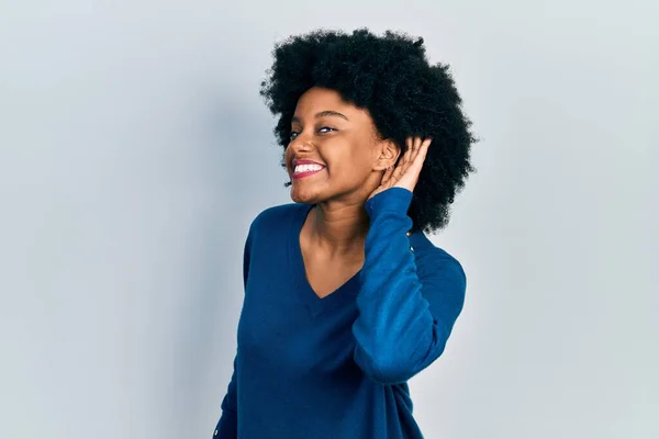 若いアフリカ系アメリカ人女性は 耳を傾け 噂やゴシップに耳を傾けながら笑顔でカジュアルな服を着ています 聴覚障害の概念 — ストック写真