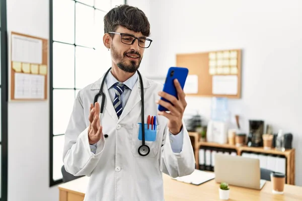 Jovem Hispânico Médico Homem Ter Chamada Vídeo Usando Smartphone Clínica — Fotografia de Stock