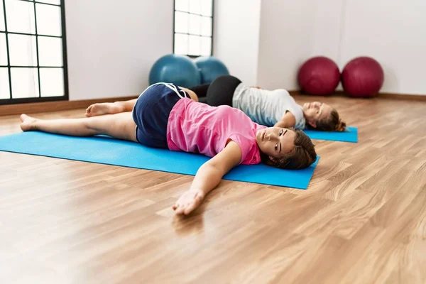 Mor Och Dotter Stretching Sportcenter — Stockfoto