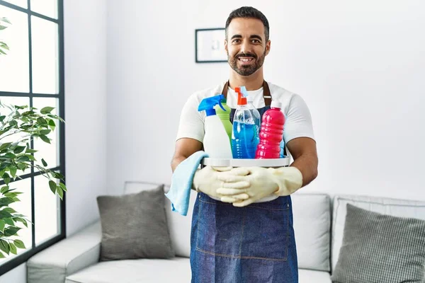 Joven Hombre Hispano Sonriendo Confiado Sosteniendo Productos Limpieza Casa — Foto de Stock