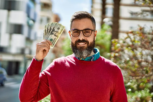 Νεαρός Ισπανός Εκτελεστής Χαμογελά Χαρούμενος Κρατώντας Δολάρια Στην Πόλη — Φωτογραφία Αρχείου