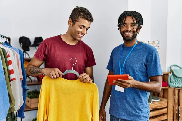 Dois Homens Perguntando Lojista Para Tamanho Roupa Usando Touchpad Loja — Fotografia de Stock