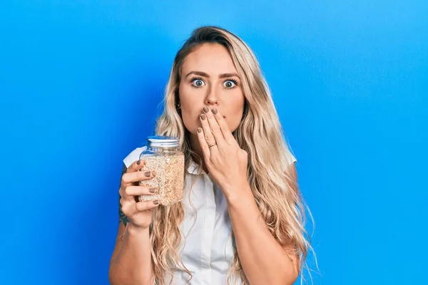 Schöne Junge Blonde Frau Hält Glas Mit Reis Bedeckt Mund — Stockfoto