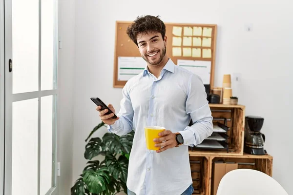 Genç Spanyol Işadamı Kahve Içiyor Ofiste Akıllı Telefon Kullanıyor — Stok fotoğraf