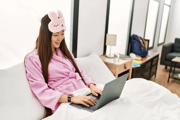 Genç Çinli Kız Yatak Odasında Dizüstü Bilgisayar Kullanıyor — Stok fotoğraf