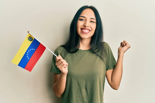 Молода Іспаномовна Дівчина Тримає Венесуельський Прапор Кричить Гордо Святкуючи Перемогу — стокове фото