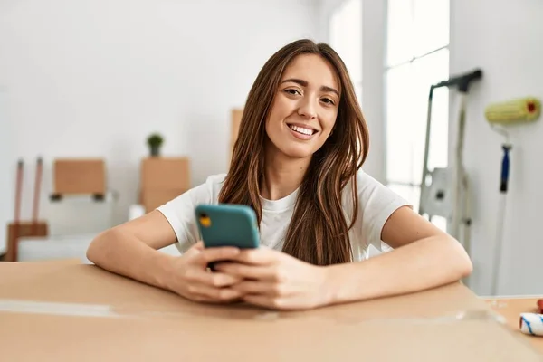Young Hispanic Woman Smiling Confident Using Smartphone New Home — Stock fotografie