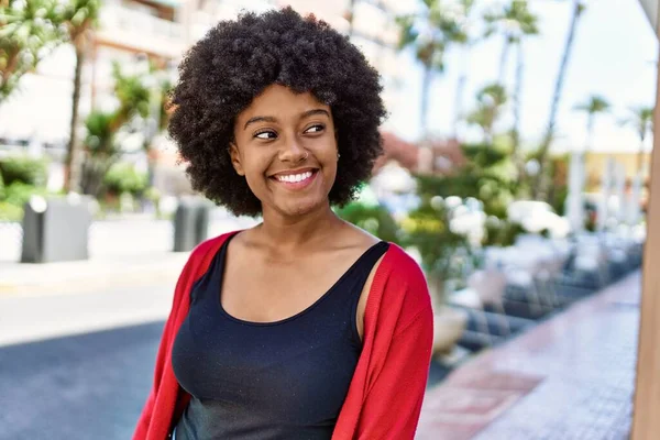 Ung Afrikansk Amerikansk Flicka Ler Lycklig Stående Vid Staden — Stockfoto