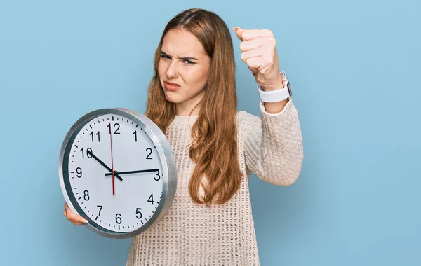 Giovane Donna Bionda Che Tiene Grande Orologio Infastidito Frustrato Gridando — Foto Stock