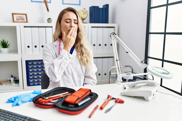 Jonge Mooie Arts Vrouw Met Reflex Hamer Medische Instrumenten Verveelde — Stockfoto