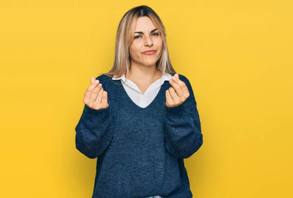 年轻的高加索女人穿着休闲装 用手做手势 要求发工资 做百万富翁的生意 — 图库照片