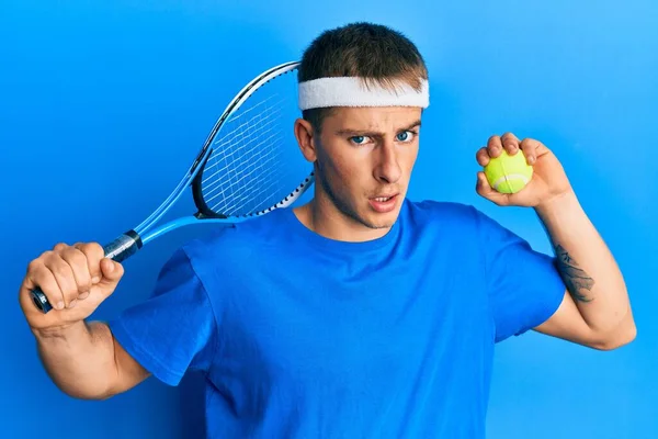 Young Caucasian Man Playing Tennis Holding Racket Ball Clueless Confused —  Fotos de Stock