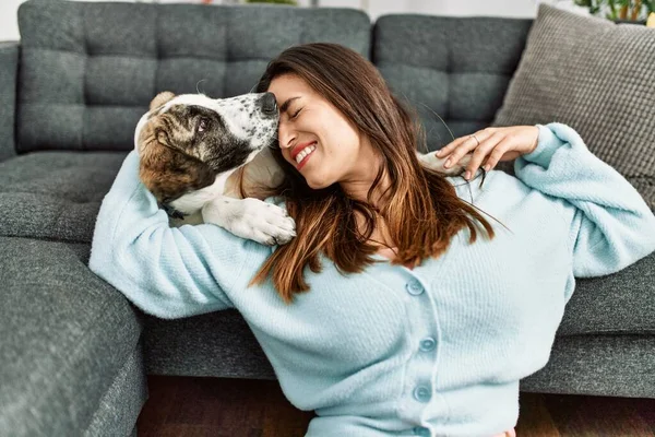 Mujer Joven Abrazando Perro Sentado Suelo Casa — Foto de Stock