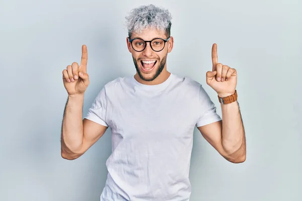 Modern Boyalı Saçlı Beyaz Tişörtlü Gözlüklü Şaşkın Şaşkın Parmaklarıyla Işaret — Stok fotoğraf