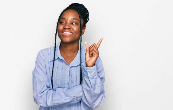 Jeune Femme Afro Américaine Portant Des Vêtements Décontractés Avec Grand — Photo