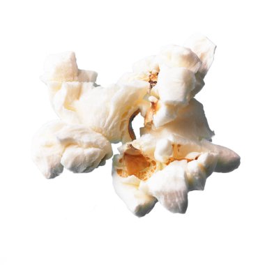  Beyaz arka planda izole edilmiş lezzetli tuzlu patlamış mısır.