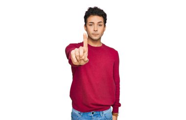 Genç, yakışıklı, gündelik giysiler giymiş, parmağını havaya kaldırmış, kızgın bir ifade takınan, hiçbir hareket göstermeyen bir adam. 