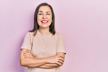 Orta yaşlı, kollarını kavuşturmuş, çılgın ve başarıyı kutlayan İspanyol bir kadın. Gözleri açık, heyecanlı bir şekilde çığlık atıyor.. 