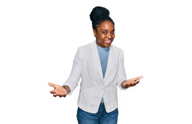 Genç Afro-Amerikan kadın iş kıyafetleri içinde gülümseyerek yardım eli uzatıyor ve kabul ediyor.. 