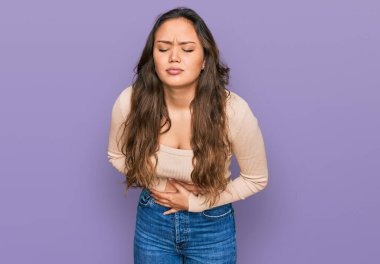 hazımsızlık, acı verici bir hastalık ve midesi ağrıyan gündelik giysiler giyen genç İspanyol kız. Ağrı kavramı. 