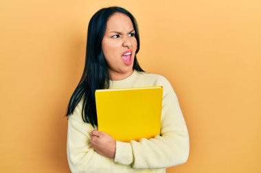 Burnuna piercing takan güzel İspanyol bir kadın kızgın ve kızgın bir şekilde bağırıyor öfkeyle bağırıyor. öfke ve agresif konsept. 