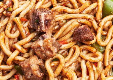  Et soslu lezzetli Tayland eriştesi.