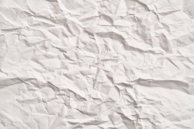 Kırışıklıkları olan beyaz buruşuk kağıt dokusu. Hasarlı ve yırtık çarşaf