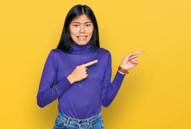 Güzel, genç Asyalı kadın, sıradan kıyafetler giyip, endişeli ve gergin bir şekilde, endişeli ve şaşırmış bir ifade takınıyor. 