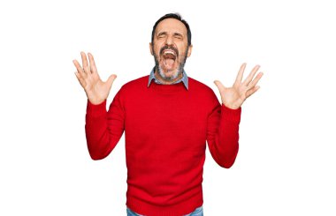 Orta yaşlı İspanyol bir adam, gündelik kıyafetler giyip başarı için deli ve çılgınlığı kutluyor. Kolları havada ve gözleri kapalı, heyecanlı bir şekilde bağırıyor. Kazanan konsept 