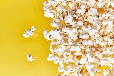  Sarı arka planda tuzlu patlamış mısır.