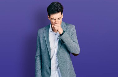 İş kıyafetleri giyen İspanyol genç adam kendini kötü hissediyor ve soğuk algınlığı veya bronşitin belirtisi olarak öksürüyor. sağlık hizmeti kavramı. 