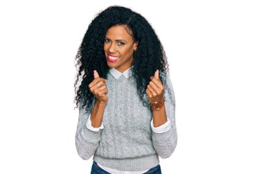 Orta yaşlı Afro-Amerikalı kadın gündelik giysiler giyer, elleriyle para hareketi yapar, maaş ister, milyoner iş ister. 