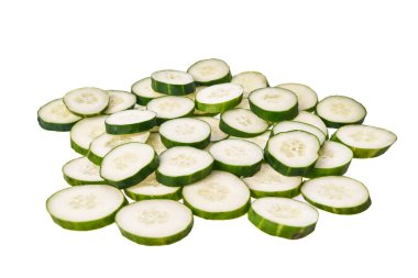  Beyaz bir arka plan üzerinde izole salatalık dilimleri