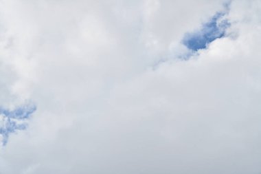 Güneşli bir günde bulutlu güzel mavi gökyüzü