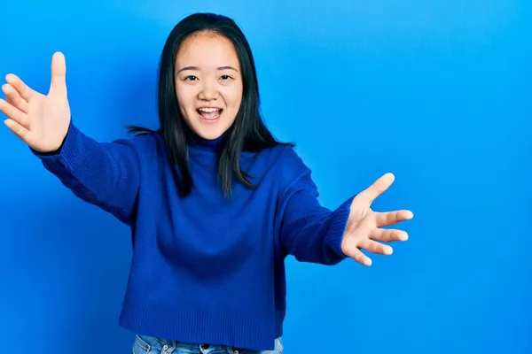 Ung Kinesisk Flicka Bär Casual Kläder Tittar Kameran Leende Med — Stockfoto