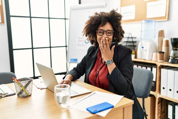 Afro Amerikaanse Vrouw Met Afro Haar Werken Kantoor Dragen Operator — Stockfoto