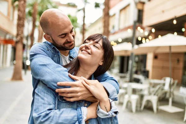 Jong Hispanic Paar Glimlachen Gelukkig Staan Stad — Stockfoto