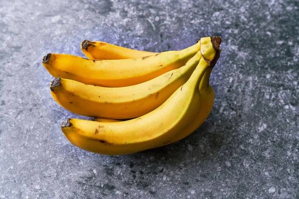 Mazzo Banane Una Superficie Calcestruzzo — Foto Stock