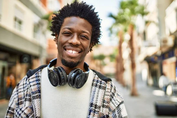Bonito Homem Negro Com Cabelo Afro Usando Fones Ouvido Sorrindo — Fotografia de Stock