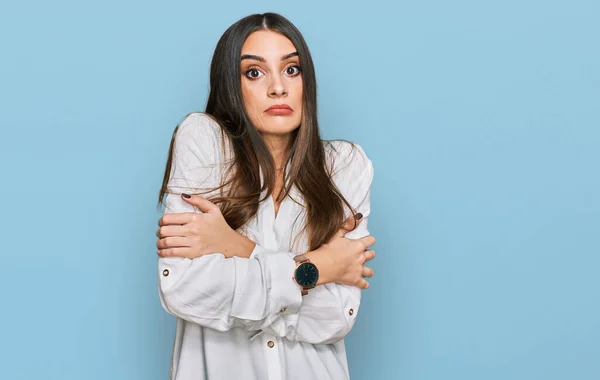 Jonge Mooie Vrouw Dragen Casual Wit Shirt Schudden Bevriezen Voor — Stockfoto