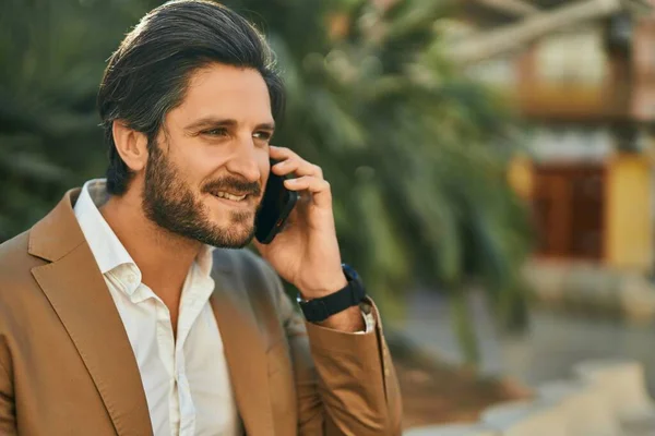 Junger Hispanischer Geschäftsmann Lächelt Fröhlich Auf Dem Smartphone Der Stadt — Stockfoto